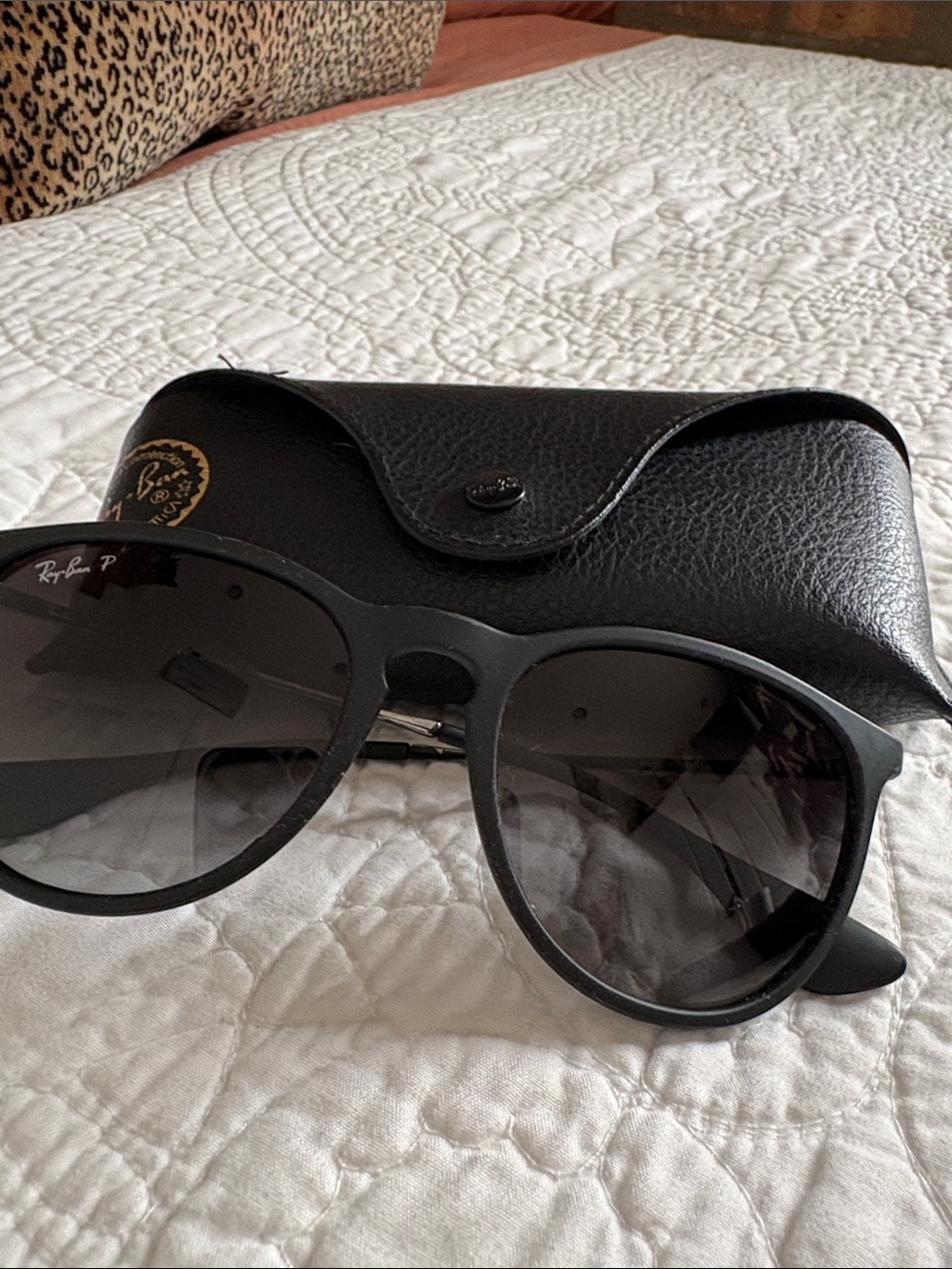 Ray-Ban Erika Classic sunglasses in matte rubber black with grey gradient lenses - Picture 2 of 4